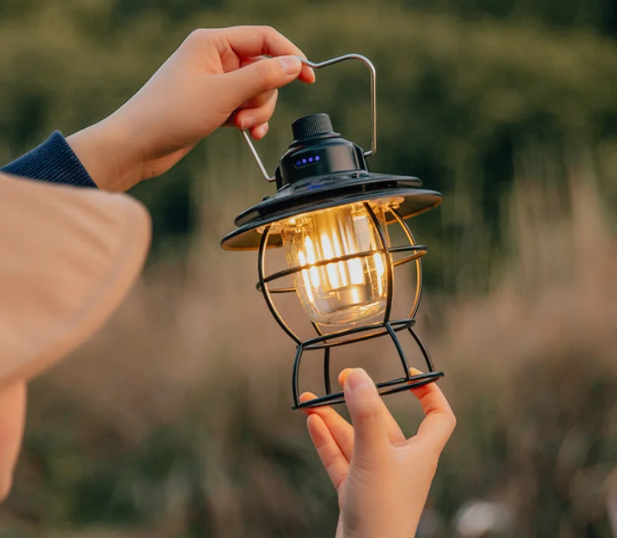 Vintage-style, USB rechargeable LED camping lantern - Image 2